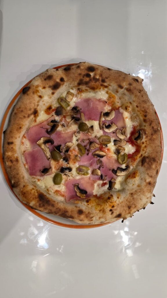 Pizza Capricciosa z pieczarkami i szynką – Włoska restauracja w Stalowej Woli Sempre Fresco