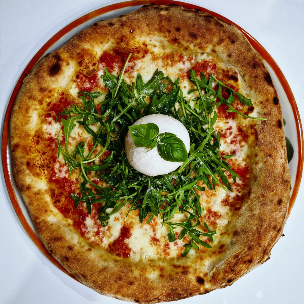 Pizza z burratą, rukolą i świeżą bazylią – Włoska restauracja w Stalowej Woli Sempre Fresco