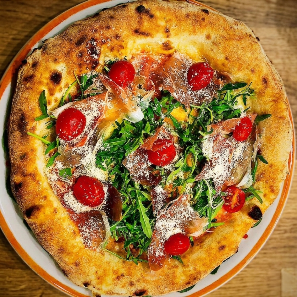 Pizza Parma z rukolą i szynką dojrzewającą – Sempre Fresco włoska restauracja Stalowa Wola