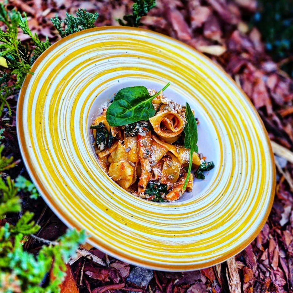 Makaron Pappardelle Polo ze szpinakiem i parmezanem – Sempre Fresco włoska restauracja Stalowa Wola