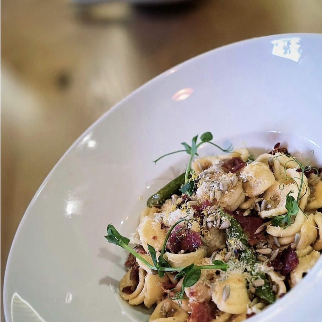 Makaron Orecchiette Tricolore ai Gamberi z krewetkami i dodatkami – Sempre Fresco włoska restauracja Stalowa Wola